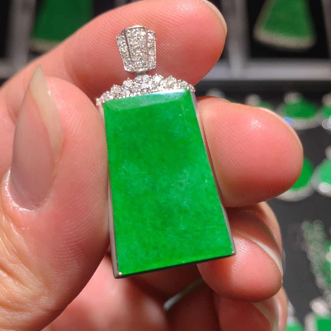 翡翠颈饰18K金镶嵌翡翠