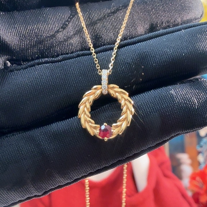 红宝石颈饰18K金镶嵌红宝石颈饰18K金镶嵌