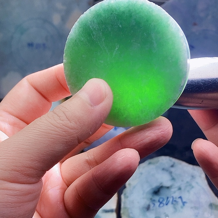 翡翠未镶嵌颈饰毛料31