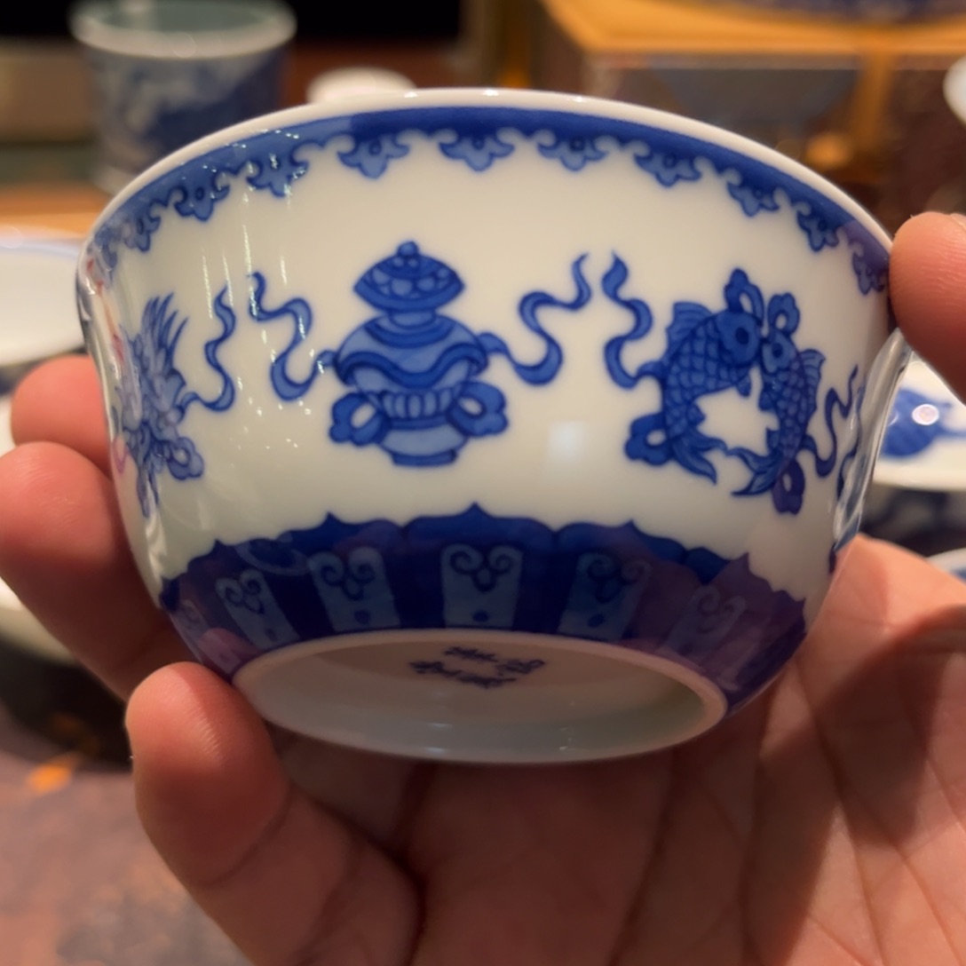 青花杂宝窝足主人杯