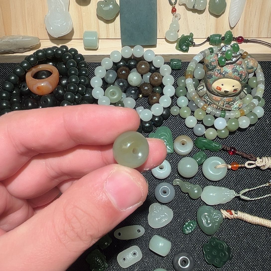 、***」和田玉未镶嵌颈饰