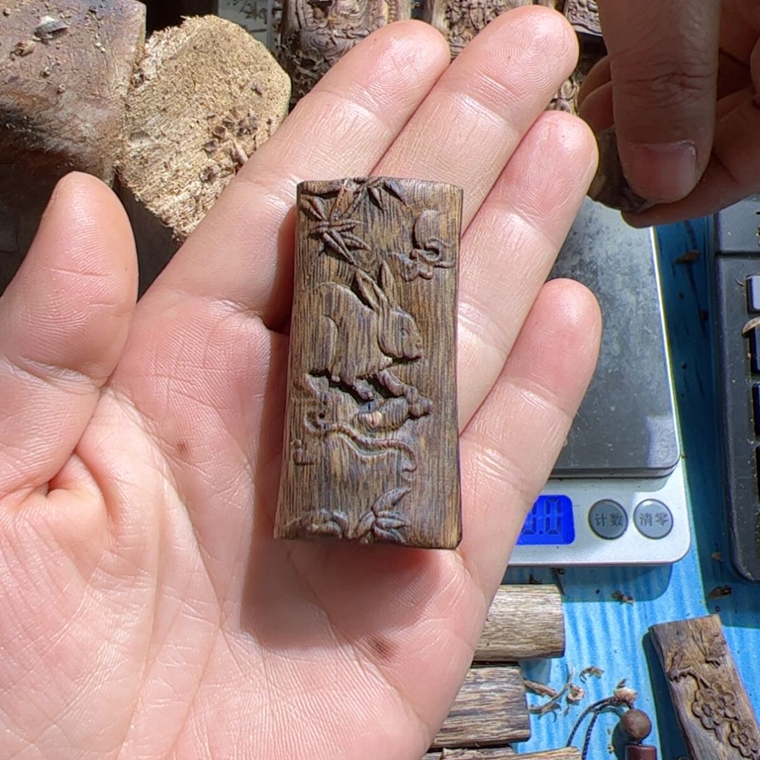 沉香吊坠白棋文殊兔子牌8.5克