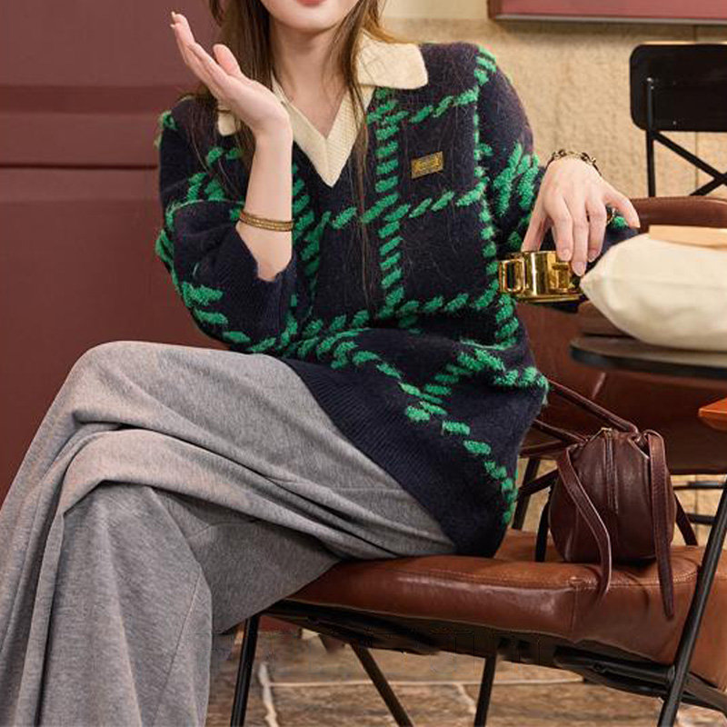 吞吞10月12号【经纬线】学院姐姐 几何格纹提花皮标V领落肩毛衣秋冬