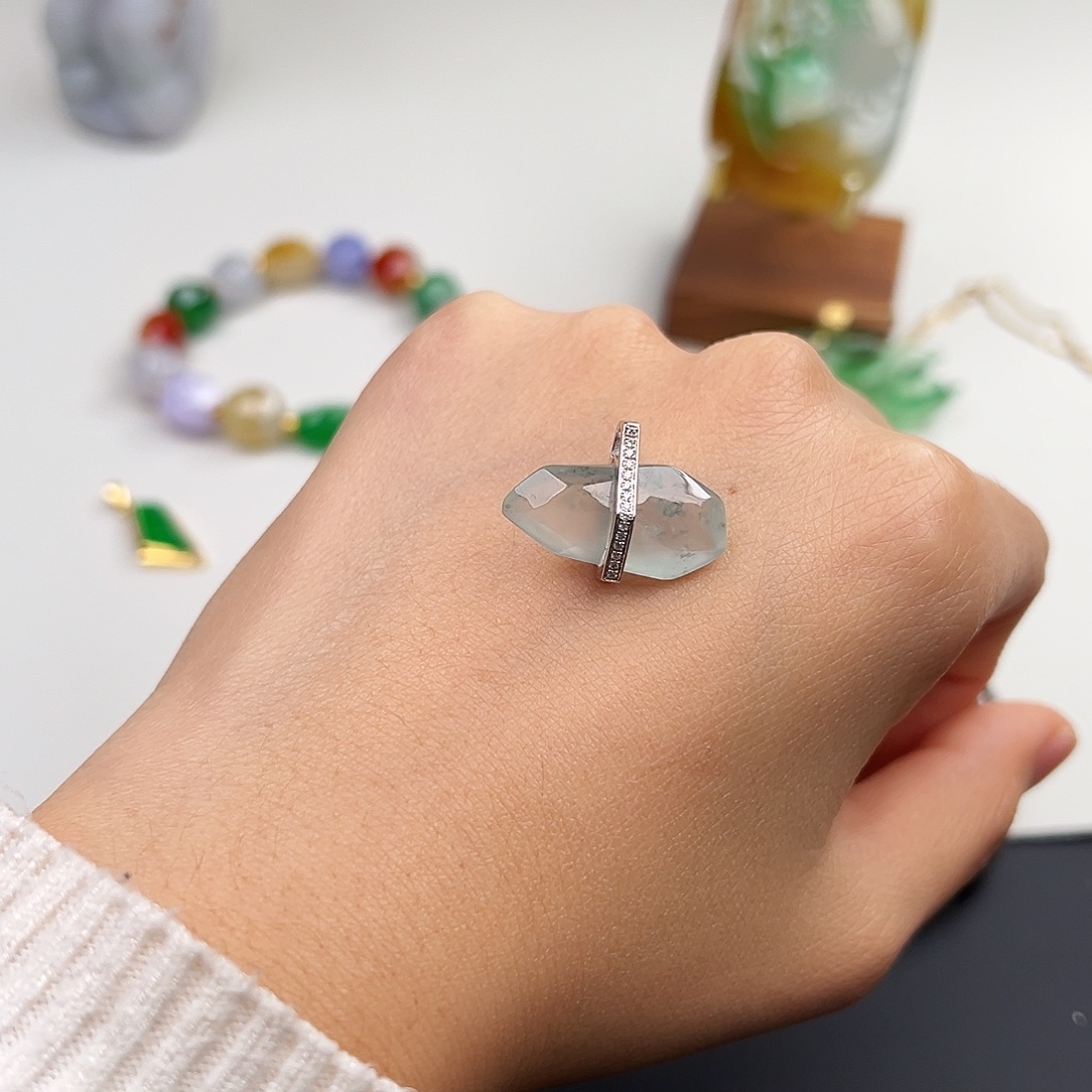 翡翠18K金镶嵌颈饰