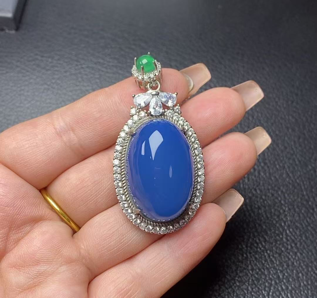 天然玛瑙玉髓镶嵌蓝色水滴吊坠女神佩戴送链子皮绳多样化发货