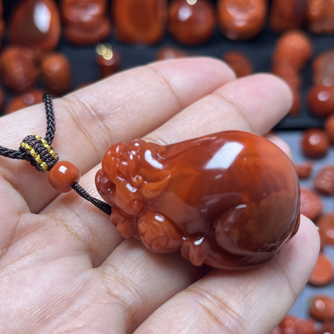 瓦西南红牛血柿子火焰纹双色貔貅挂件长38.4宽20mm