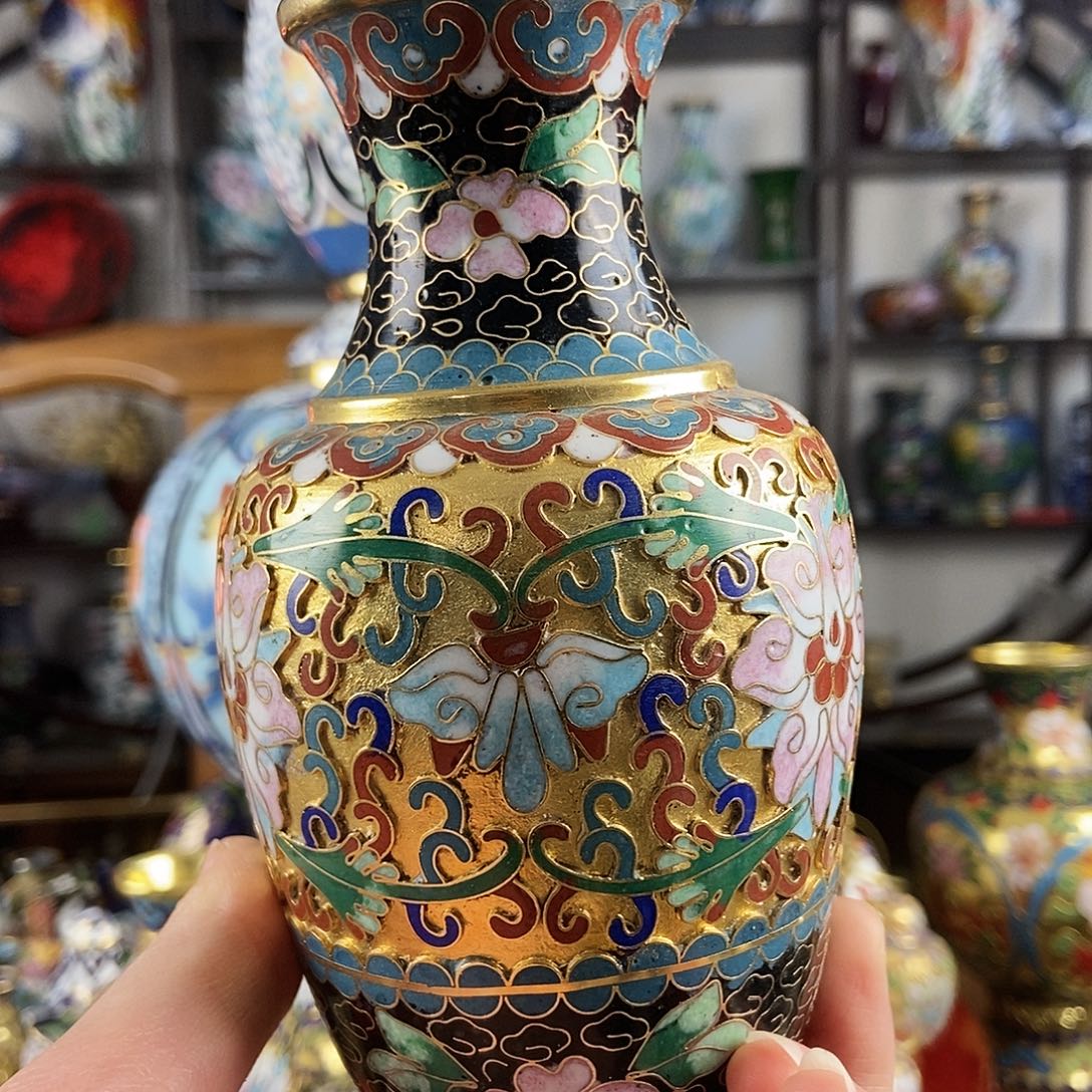 美***羊铜景泰蓝黑色半金地瓶一个