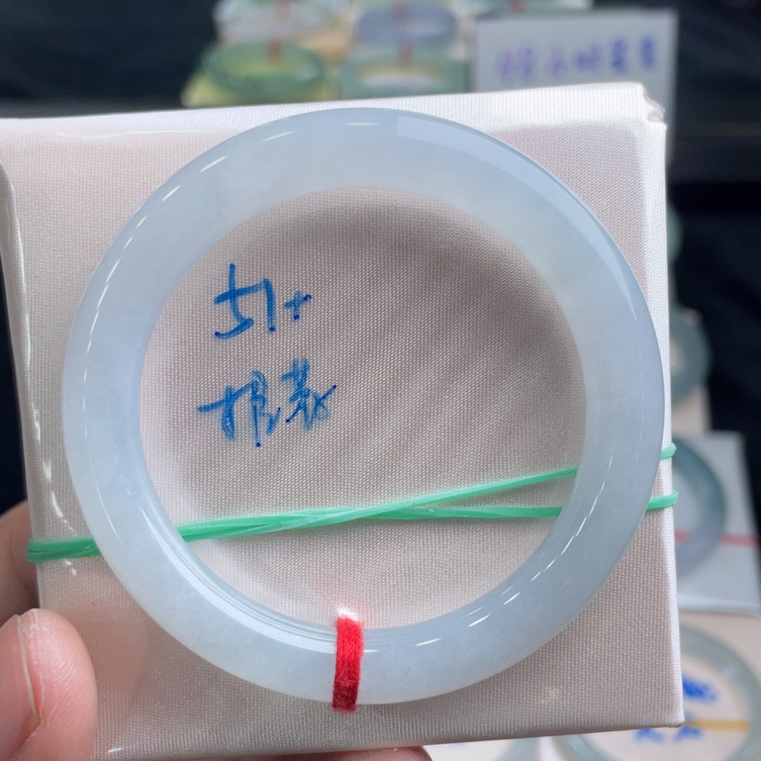 翡翠手镯未镶嵌翡翠手镯