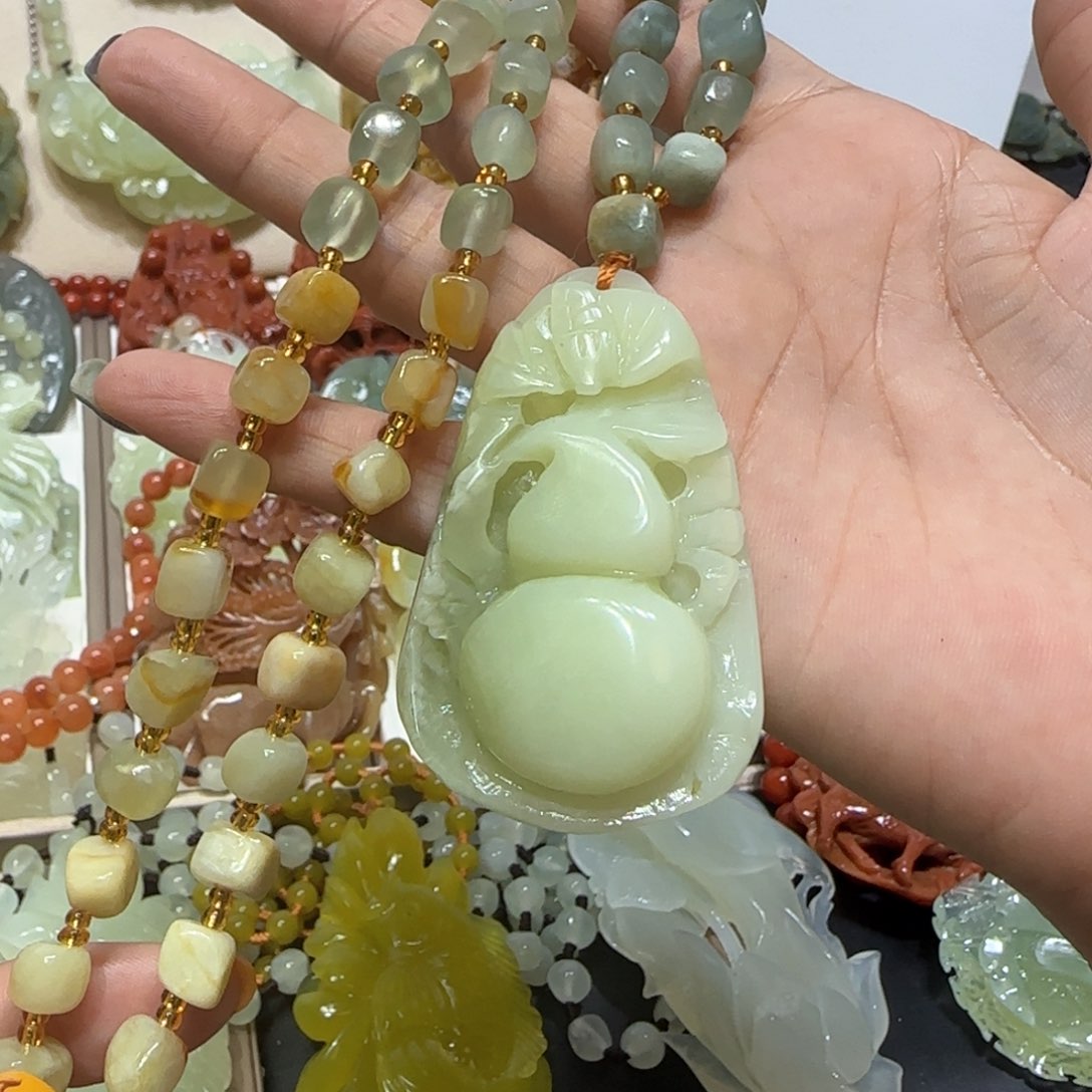 未镶嵌蛇纹石玉吊坠