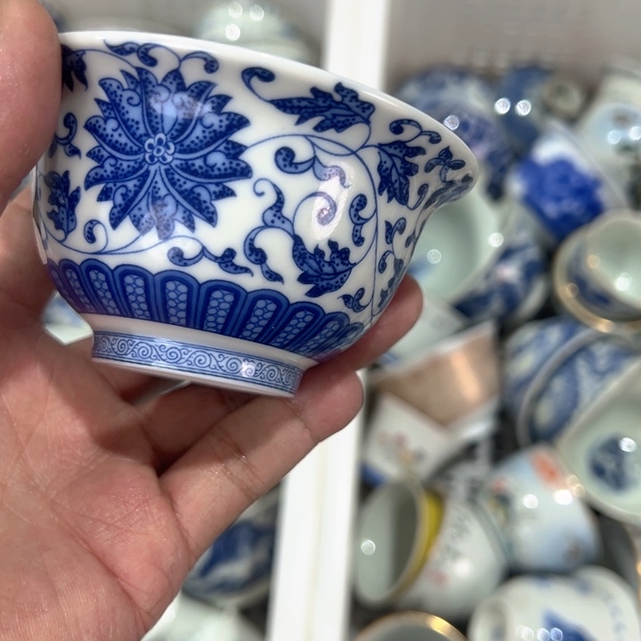 瓷片白青花缠枝莲压手杯字母线全品