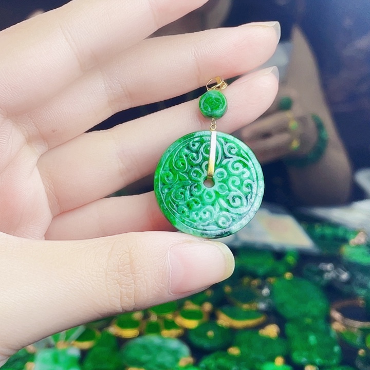 颈饰18K金镶嵌翡翠多样性