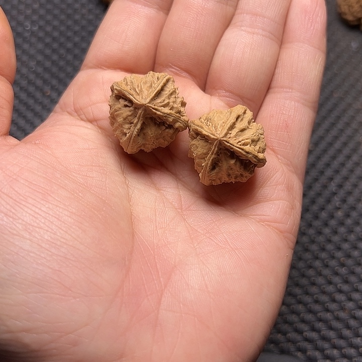 文玩核桃吊坠四棱