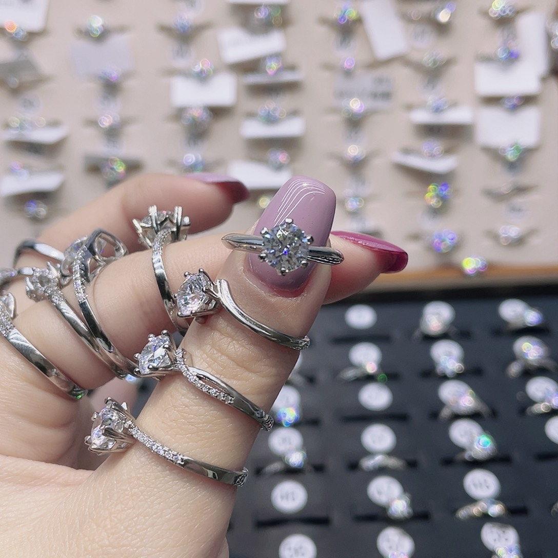 莫桑石非金属圈12。 t家六爪1克拉