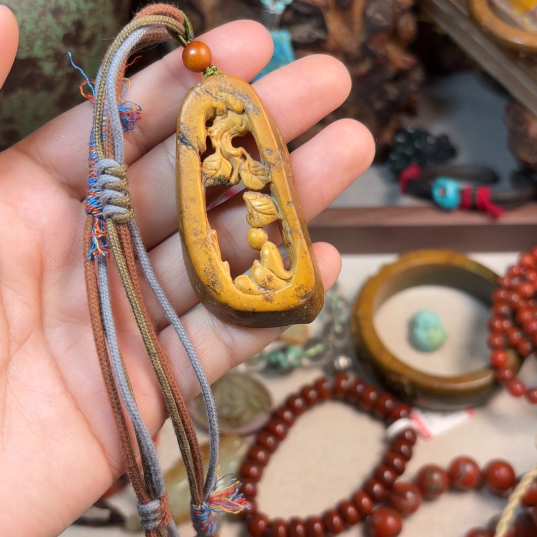 岫岩河磨玉（透闪石质玉）颈饰未镶嵌娟