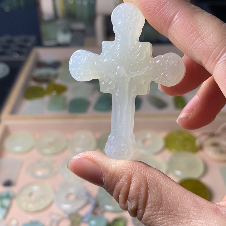 蛇纹石玉颈饰未镶嵌