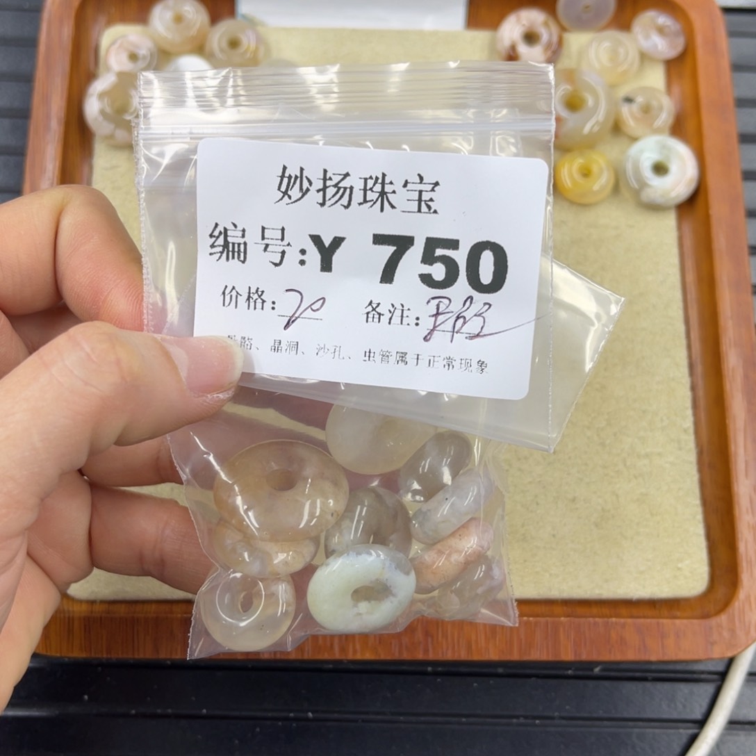 硅化珊瑚（珊瑚玉）瑕未镶嵌房**何