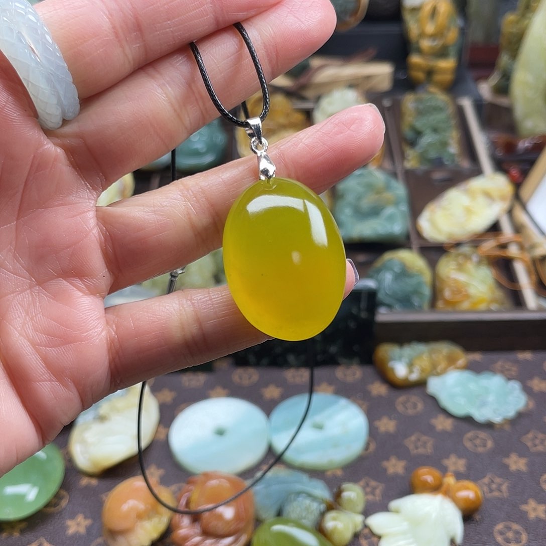 蛇纹石玉颈饰未镶嵌黄金玉水蛋