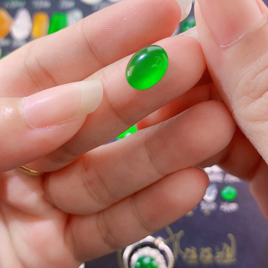 翡翠未镶嵌颈饰毕业款大绿蛋