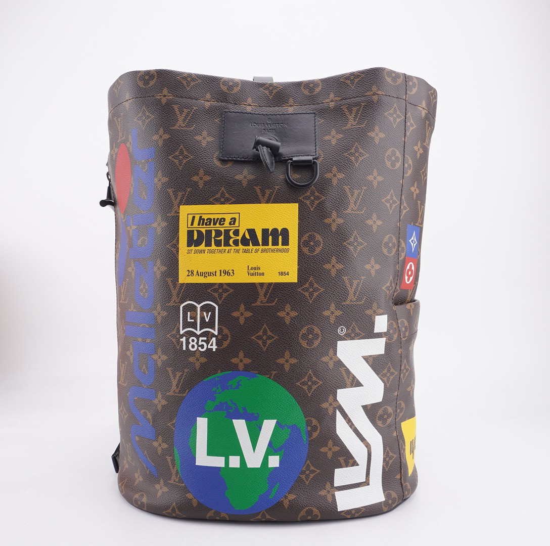 95新 LouisVuitton/路易威登 Chalk徽章图案双肩包 F444