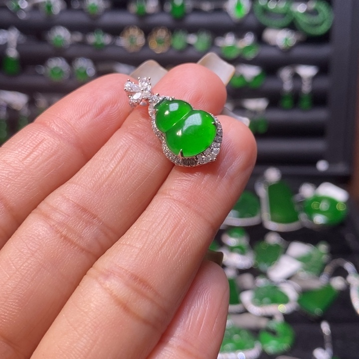 翡翠颈饰18K金镶嵌葫芦吊坠