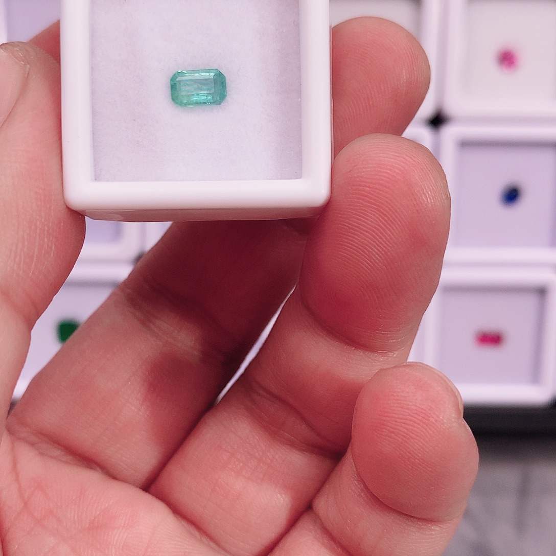 淼***～祖母绿裸石0.49克拉晶体不错
