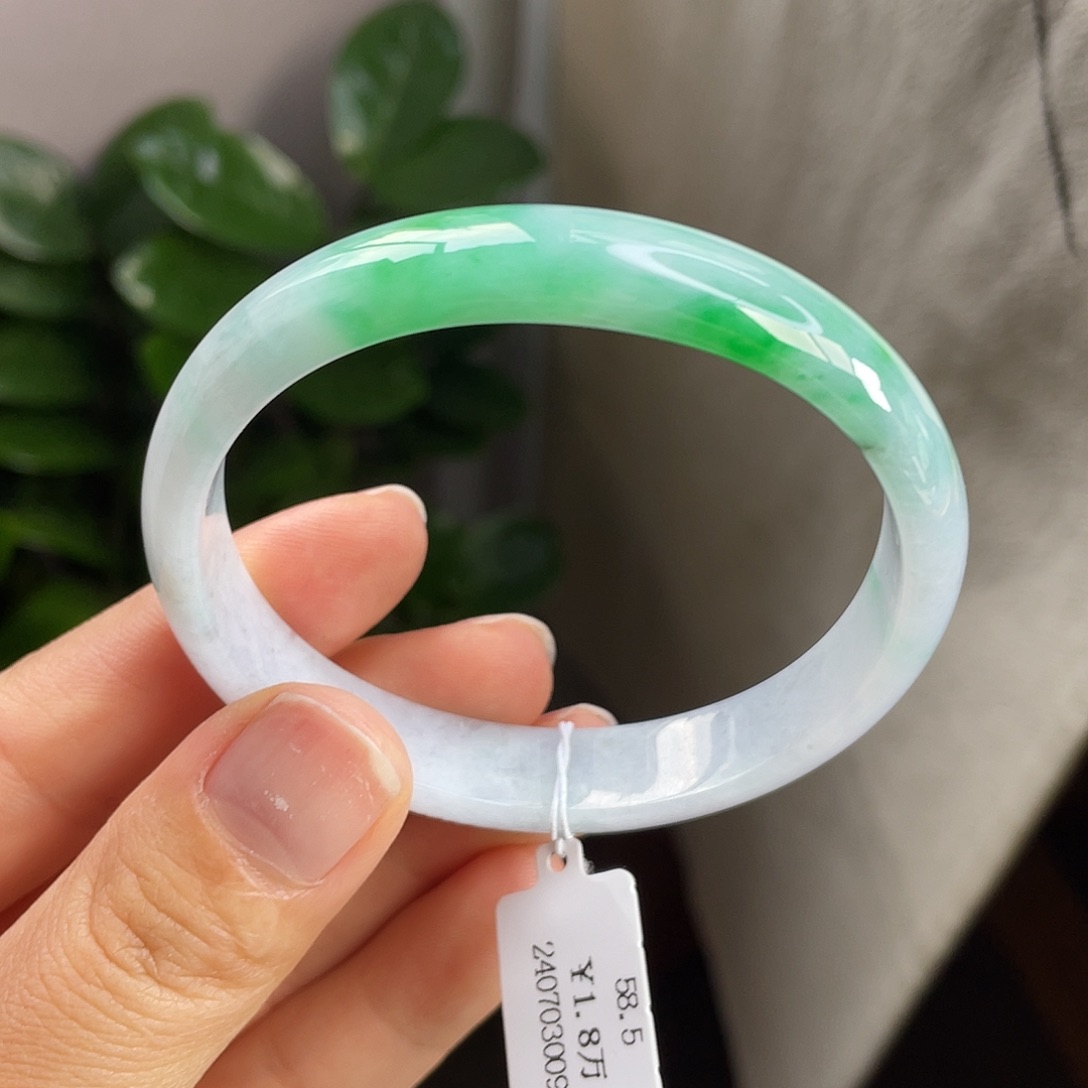 翡翠未镶嵌手镯58细糯白底青贵妃