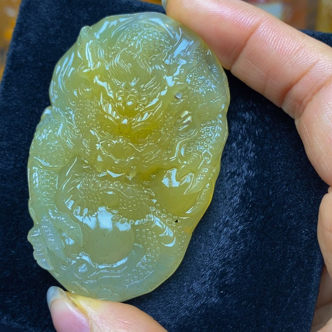 未镶嵌石英质玉（黄龙玉）颈饰