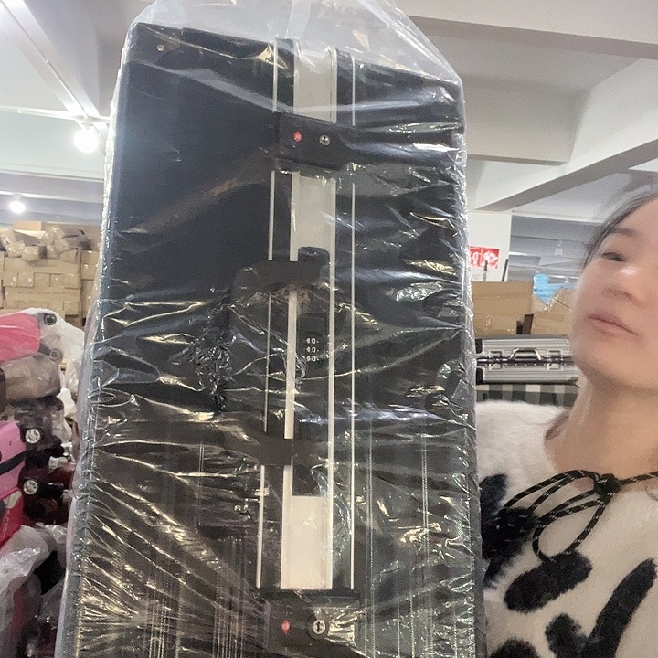 纯黑行李箱24寸起。微瑕