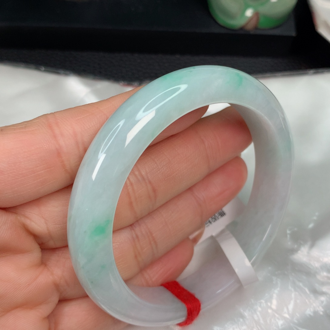 翡翠手镯未镶嵌…………