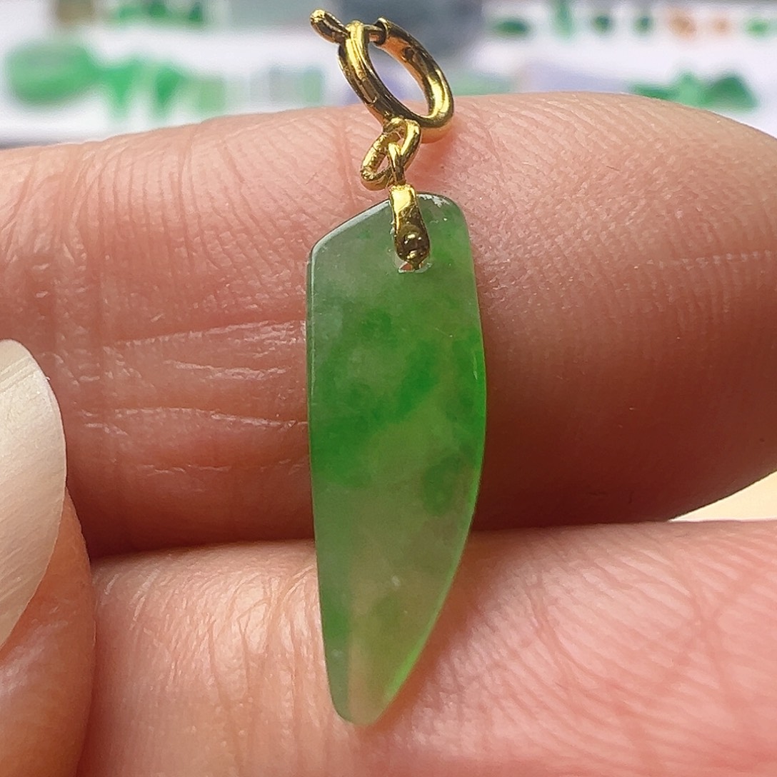 翡翠18K金镶嵌颈饰翡翠冰绿小滴溜卡14.7