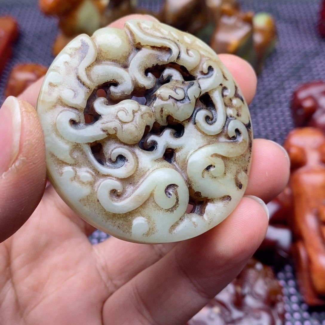 蛇纹石玉颈饰未镶嵌