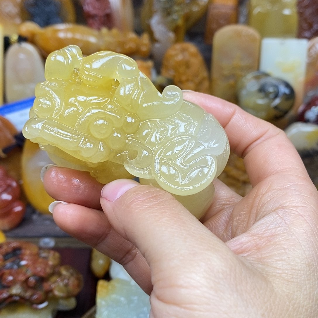 石英质玉（黄龙玉）颈饰未镶嵌