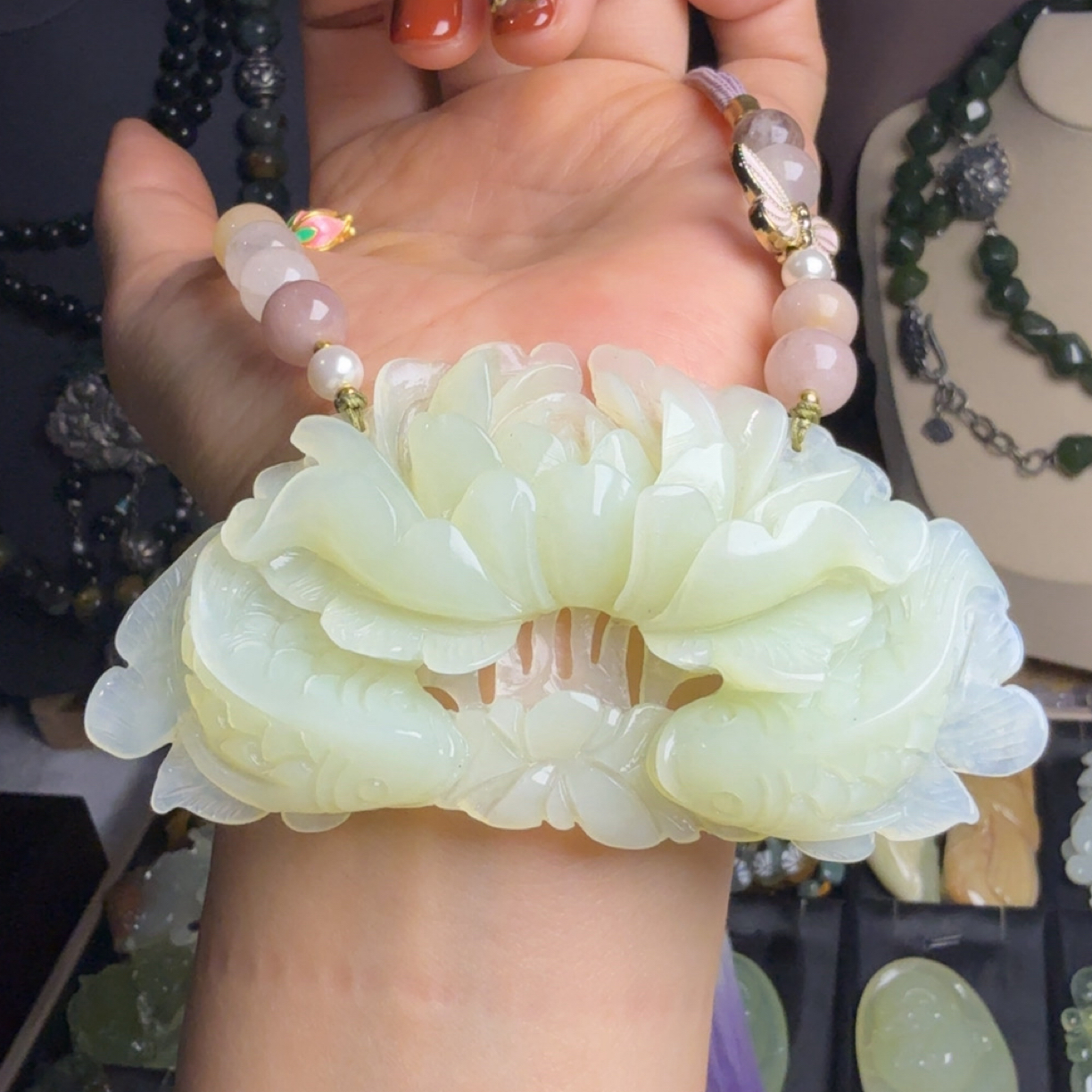 岫玉莲花双鱼吊坠