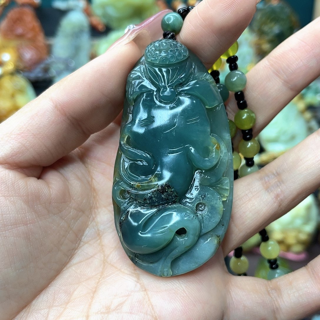 蛇纹石玉颈饰未镶嵌