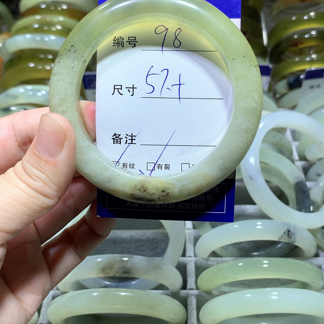 蛇纹石玉手镯未镶嵌