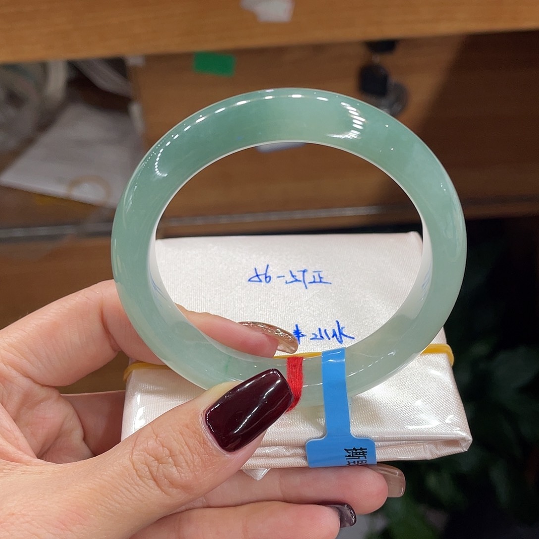 翡翠手镯未镶嵌天然翡翠