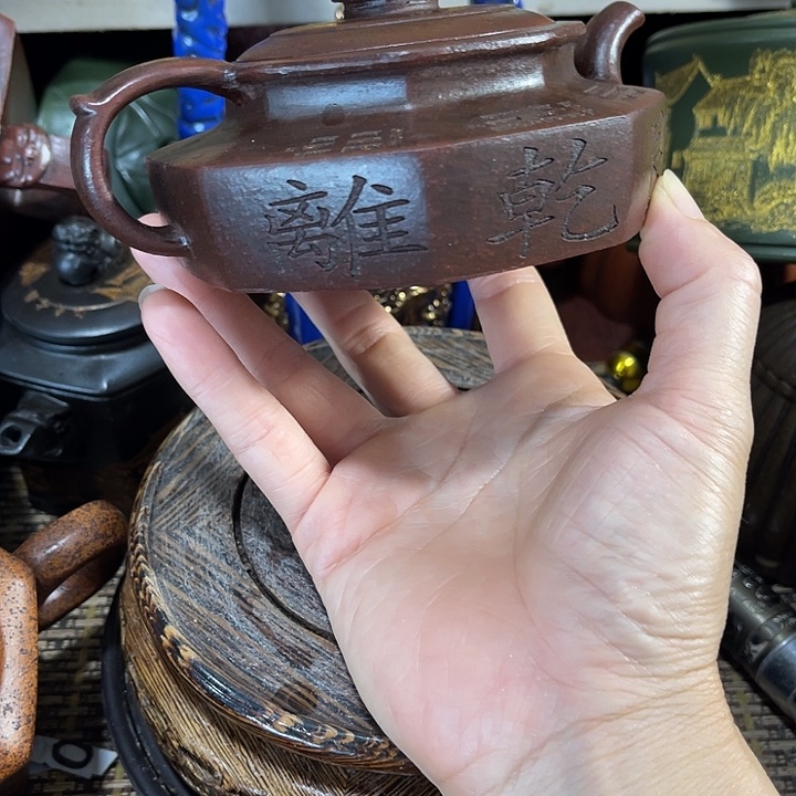 茶壶紫砂原矿泥料手工制作的一把紫砂壶。