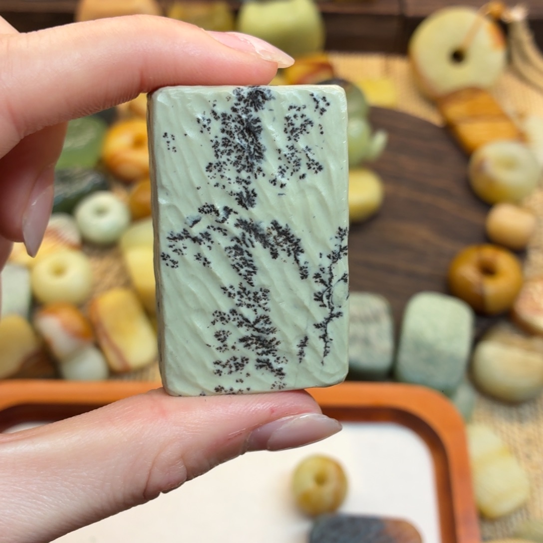 没***达蛇纹石玉未镶嵌颈饰