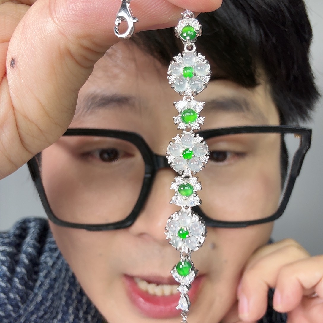 翡翠未镶嵌颈饰一件