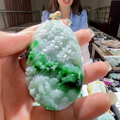 翡翠未镶嵌项圈一个