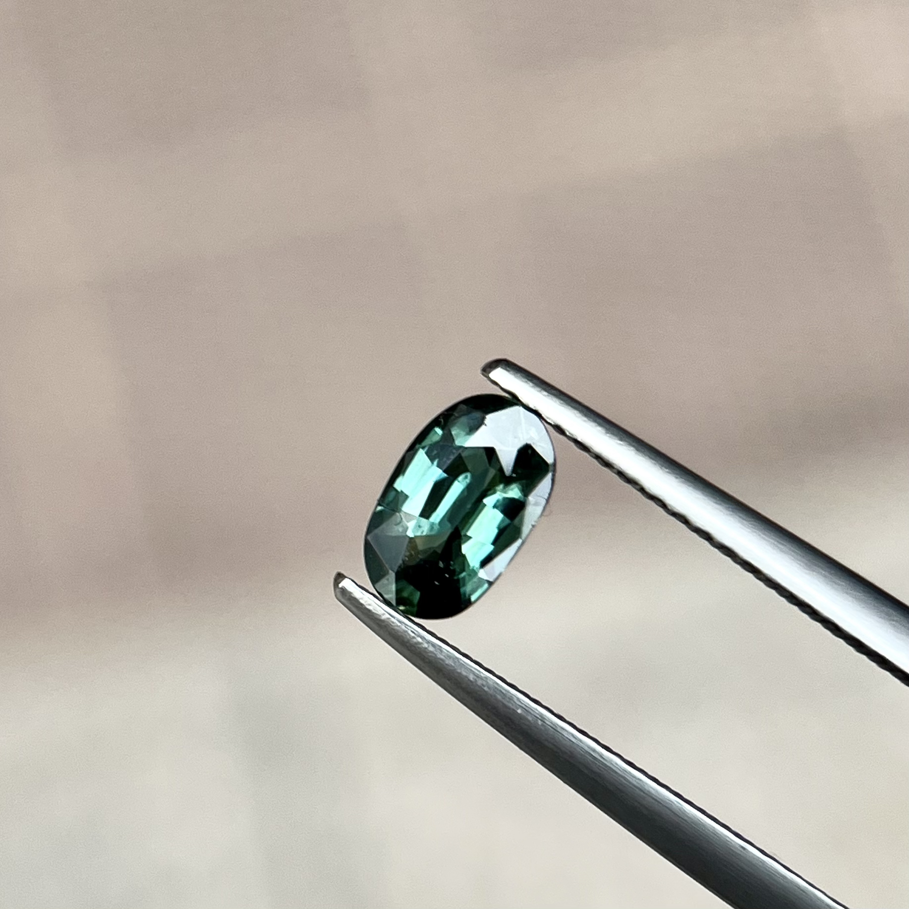 天然蓝宝石裸石 水鸭绿色晶体干净明亮  火彩璀璨夺目