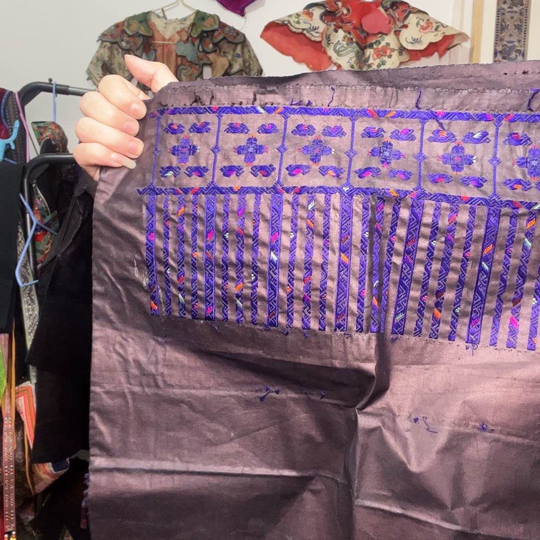 施洞苗绣绣口一对