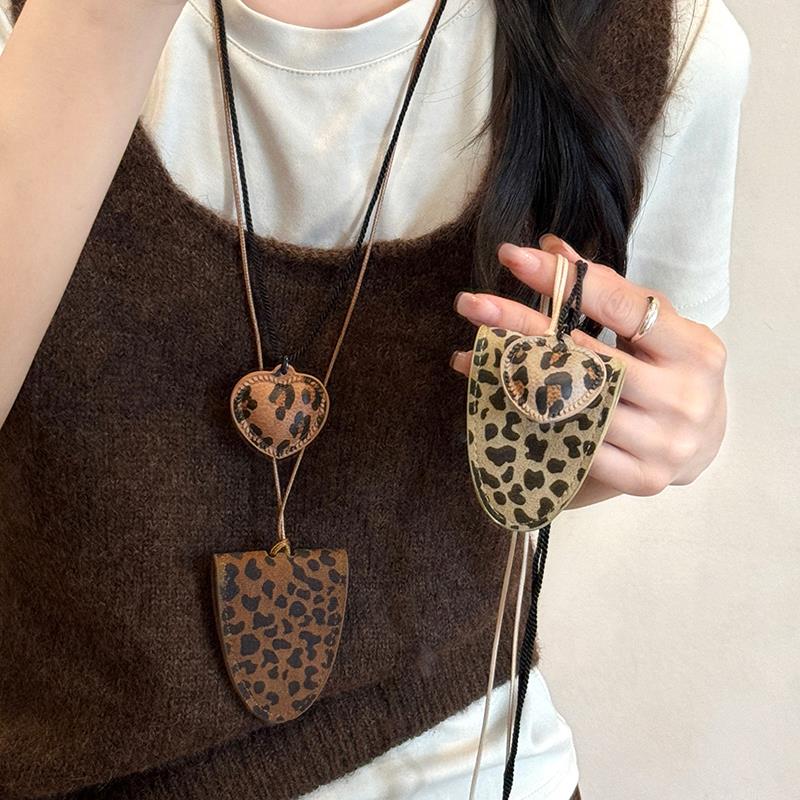 合金布艺项链 鹿皮绒豹纹爱心磁吸眼镜夹项炼女多功能外出帽子