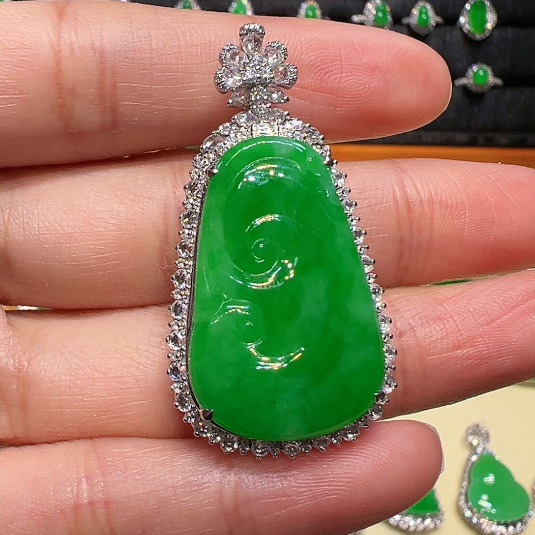 翡翠颈饰18K金镶嵌吊坠