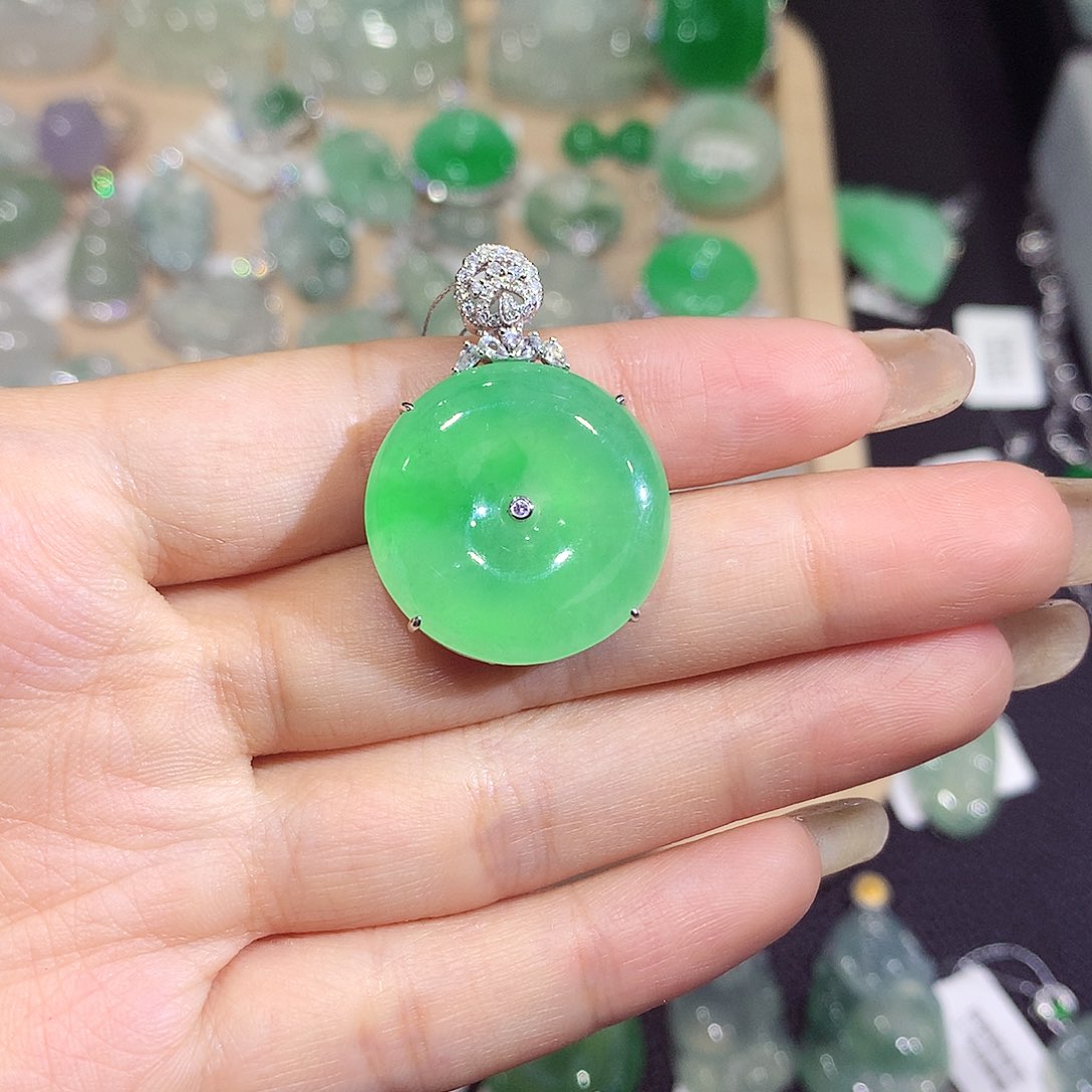 翡翠18K金镶嵌颈饰扣子