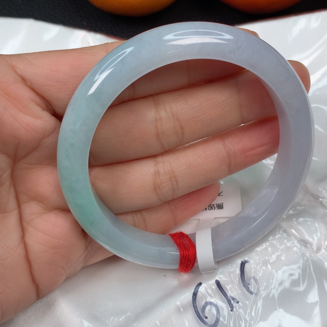 翡翠手镯未镶嵌………….