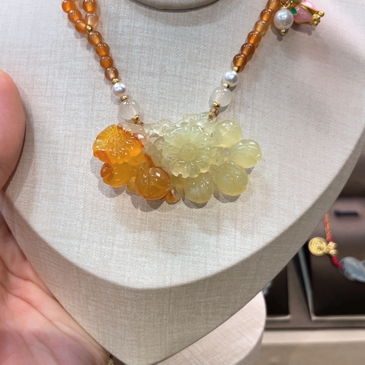 蛇纹石玉颈饰未镶嵌