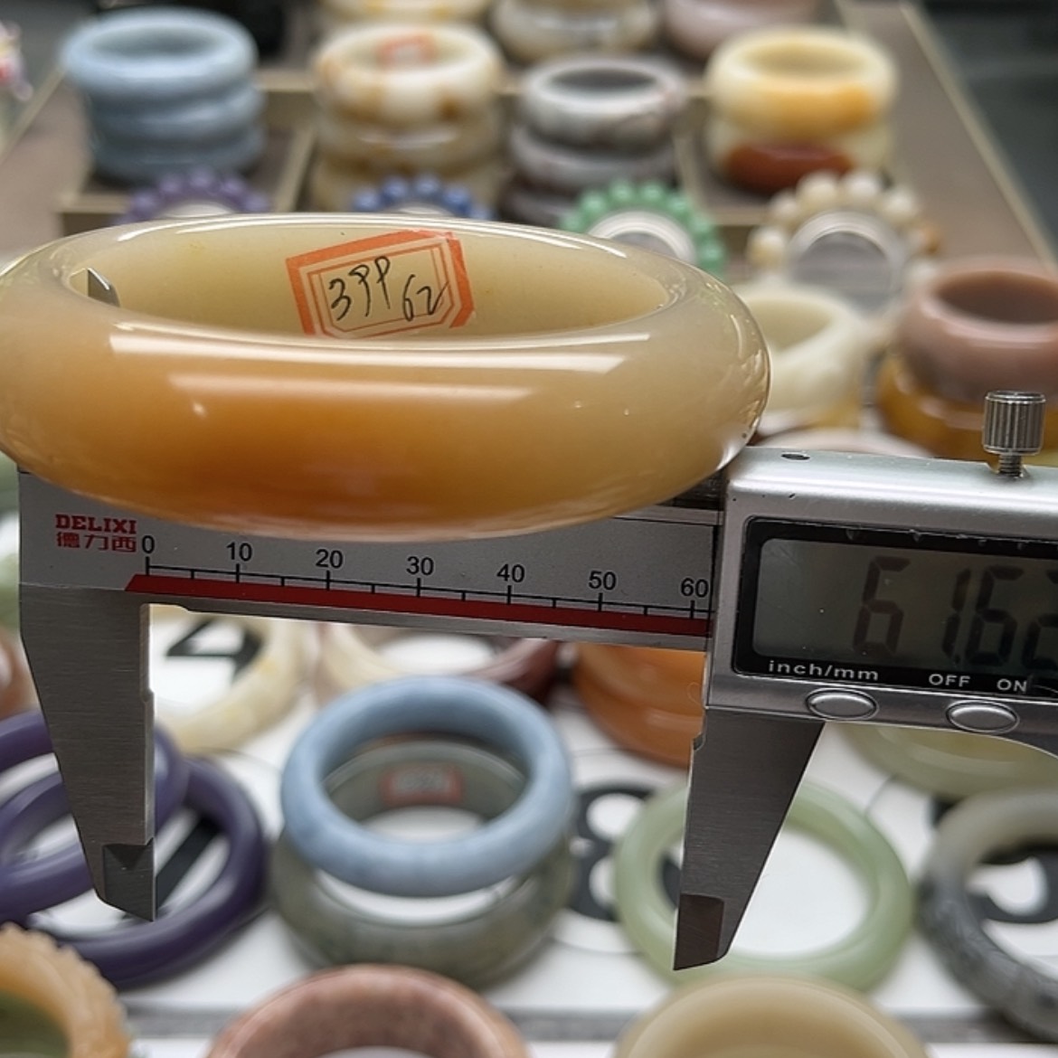 【闪购商品】石英质玉手镯未镶嵌有棉点