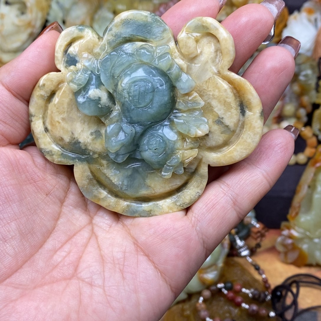 蛇纹石玉颈饰未镶嵌