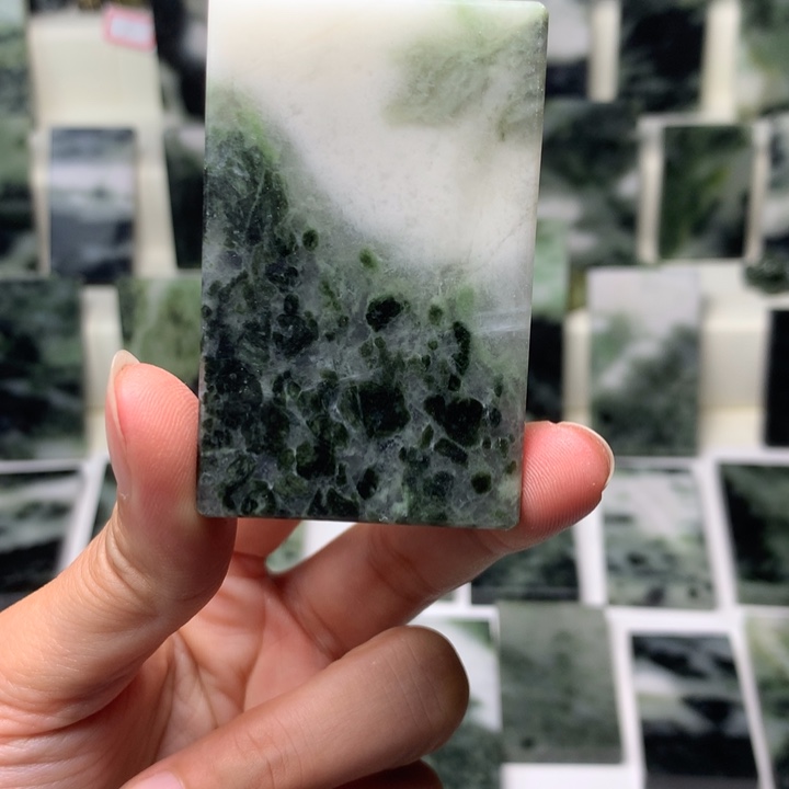 独山玉颈饰未镶嵌